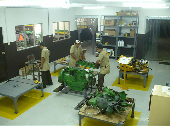 Se muestra al personal de Coguma armando un motor en le laboratorio de motores 