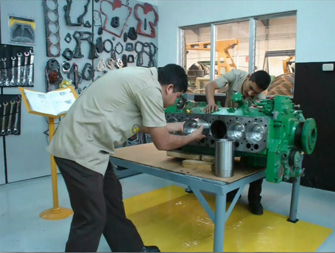 Se muestra al personal de Coguma armando un motor en le laboratorio de motores 